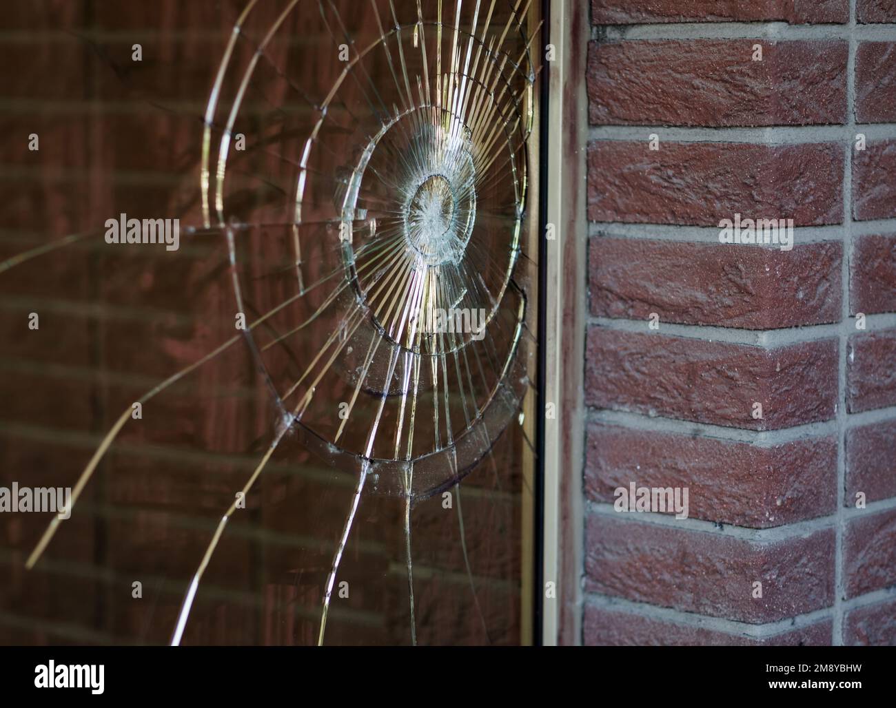 Ein Riss auf dem Glas in einem Wohnhaus. Zerbrochenes Glas Stockfoto