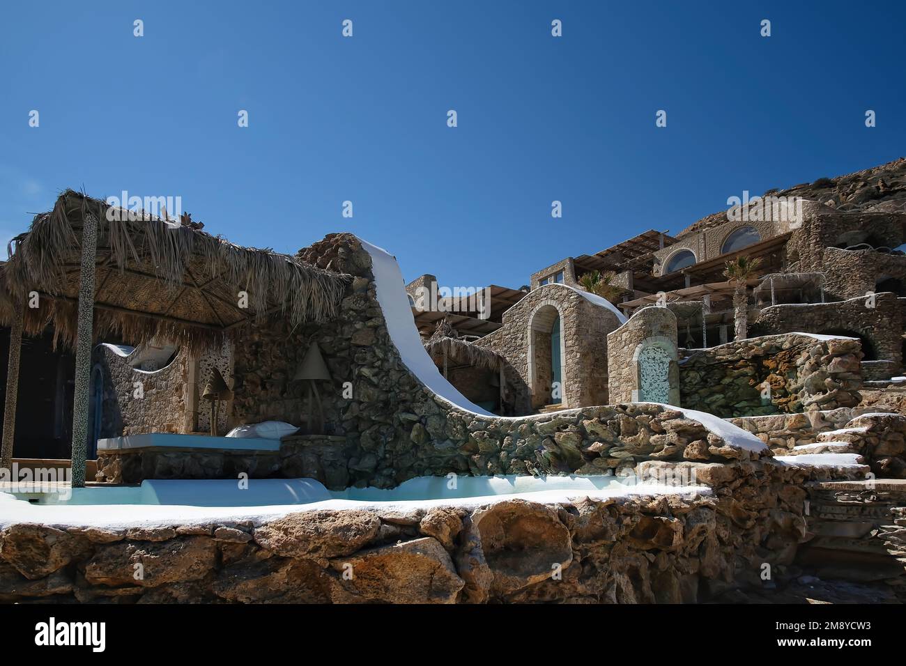 IOS, Griechenland - 6. Juni 2021 : Blick auf wunderschön dekorierte private Villen mit Swimmingpool in iOS Griechenland Stockfoto