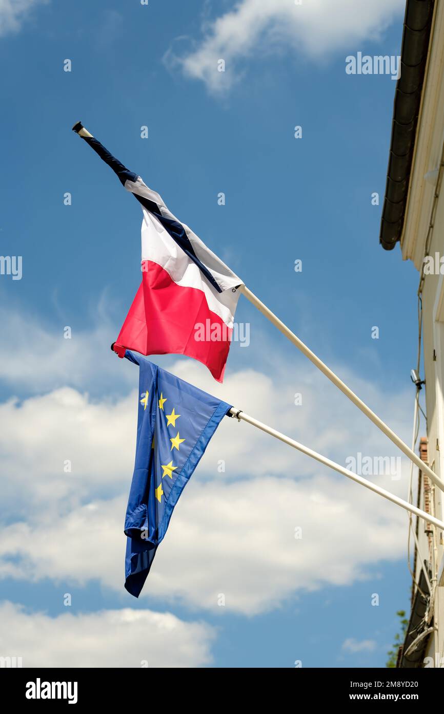 Blick auf die europäische Flagge, die französische Flagge und den blauen Wolken im Hintergrund in Paris Frankreich Stockfoto