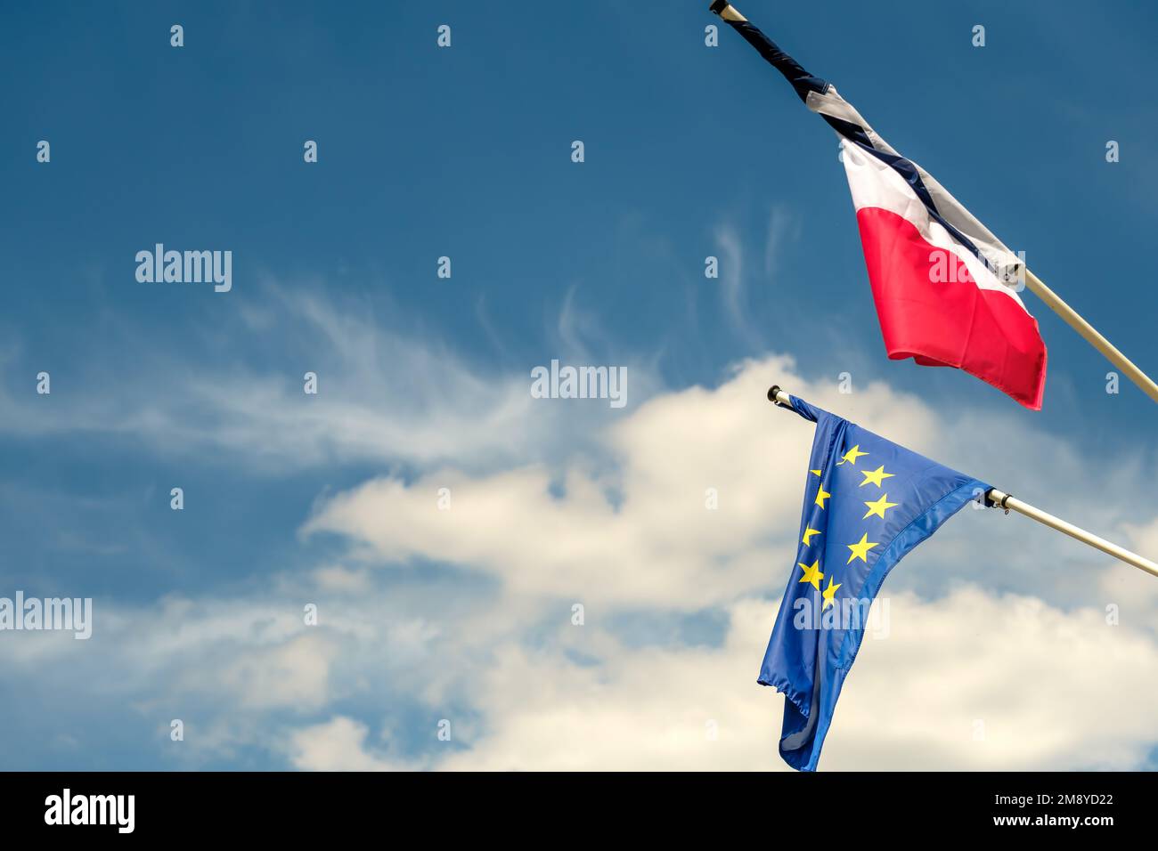 Blick auf die europäische Flagge, die französische Flagge und den blauen Wolken im Hintergrund in Paris Frankreich Stockfoto