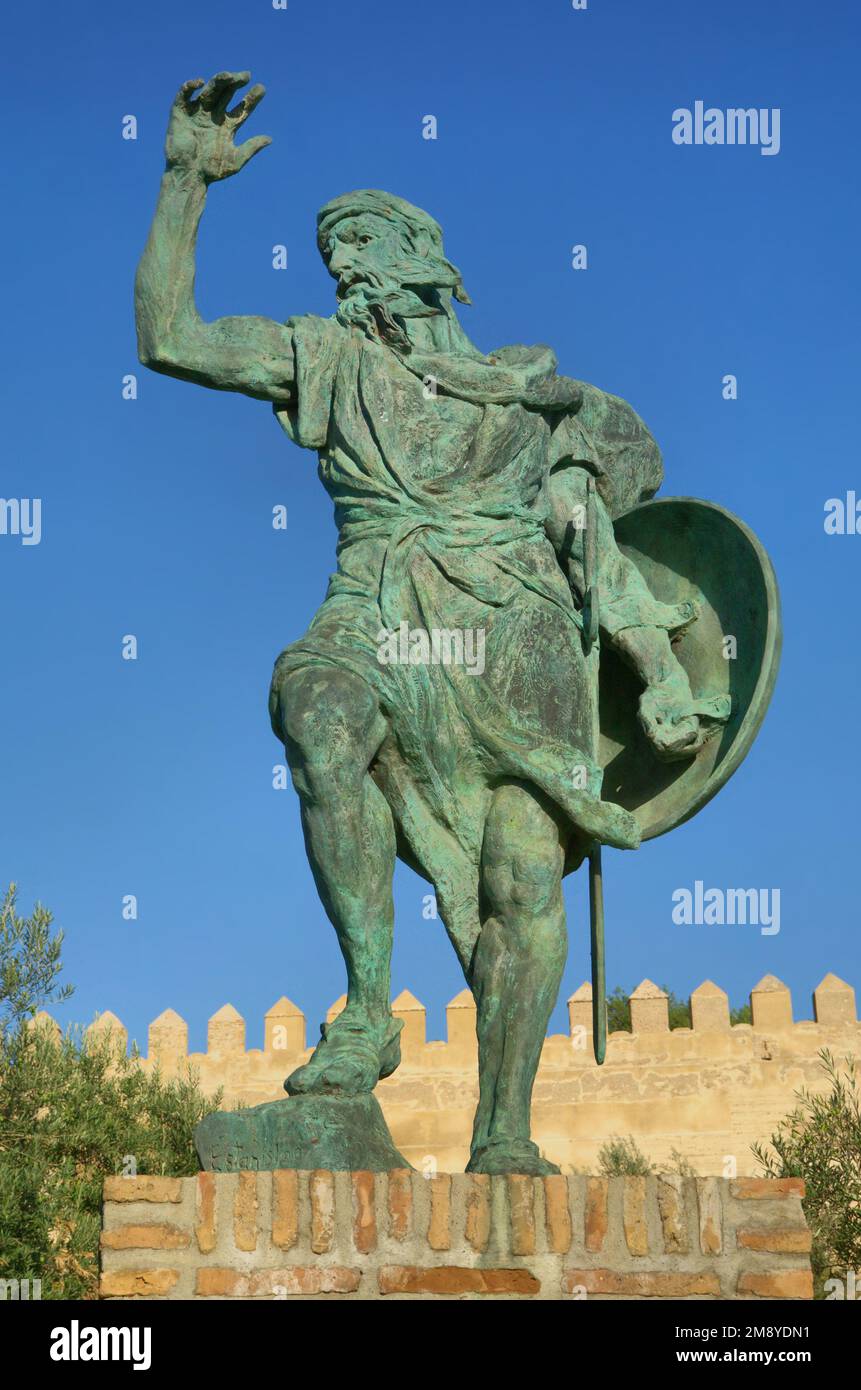 Badajoz, Spanien - 4. April 2020: Ibn Marwan Statue Gründer von Badajoz, Extremadura, Spanien. Geformt von Estanislao Garcia, 2003 Stockfoto