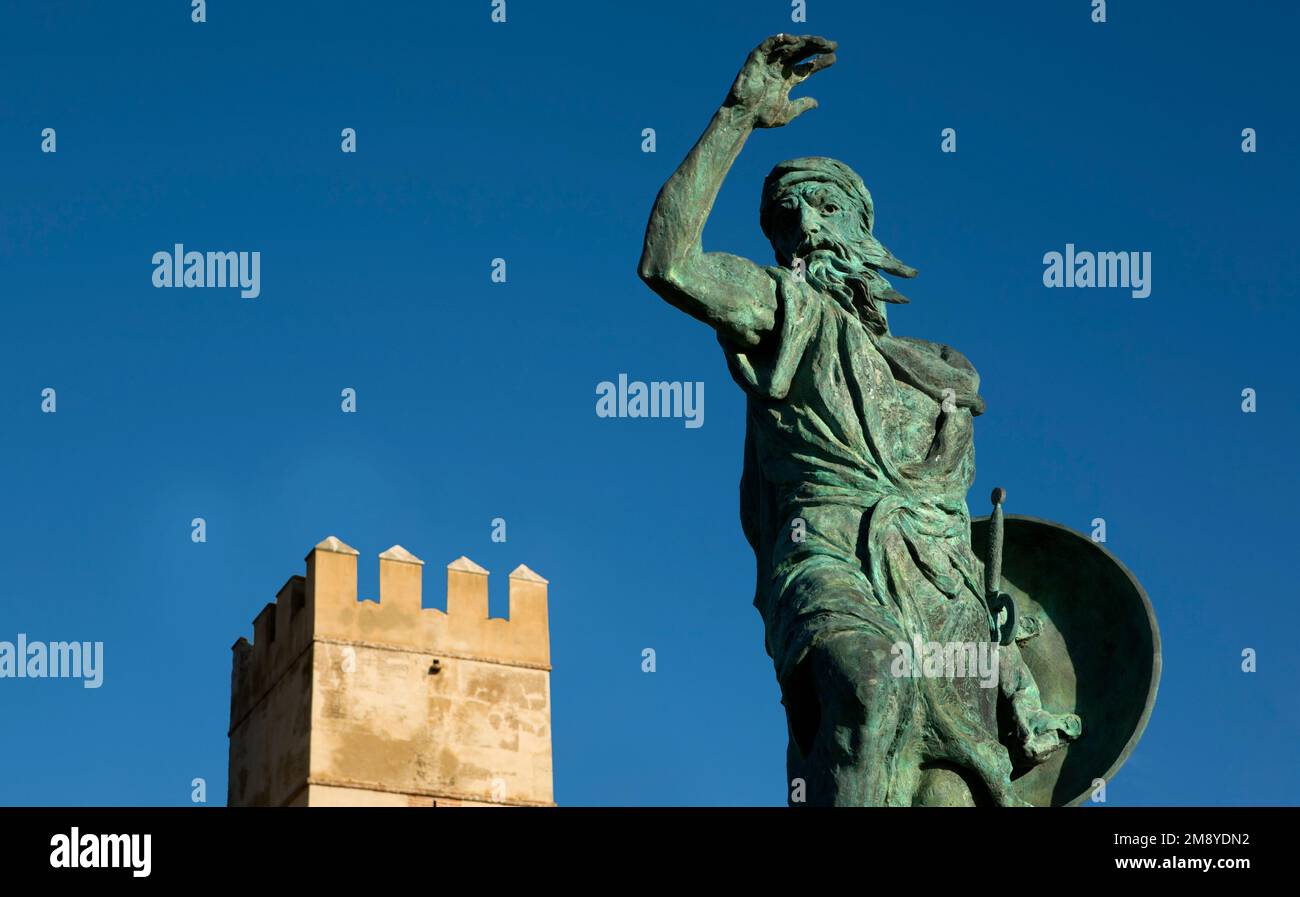 Badajoz, Spanien - 4. April 2020: Ibn Marwan Statue Gründer von Badajoz, Extremadura, Spanien. Geformt von Estanislao Garcia, 2003 Stockfoto