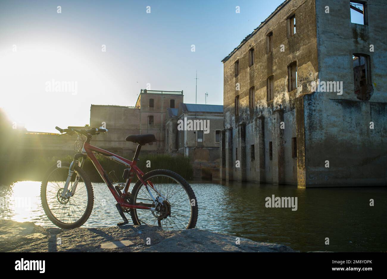MTB Bike parkt in der Nähe des Fabrica de la Luz-Gebäudes, ehemaliges Stromversorgungswerk, Badajoz, Spanien Stockfoto