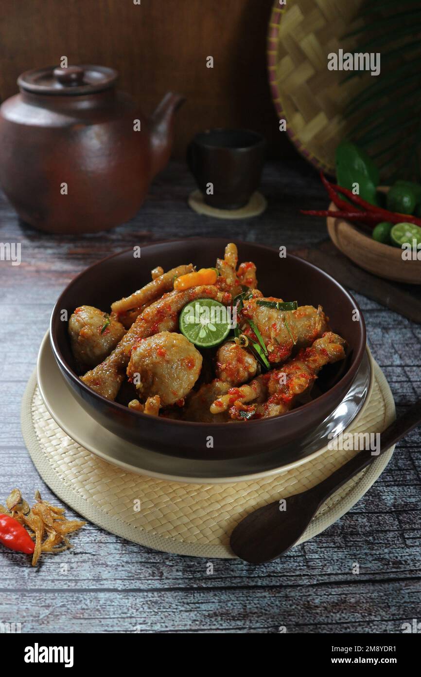 Hähnchenfüße und Fleischbällchen mit würzigen indonesischen Gewürzen Stockfoto