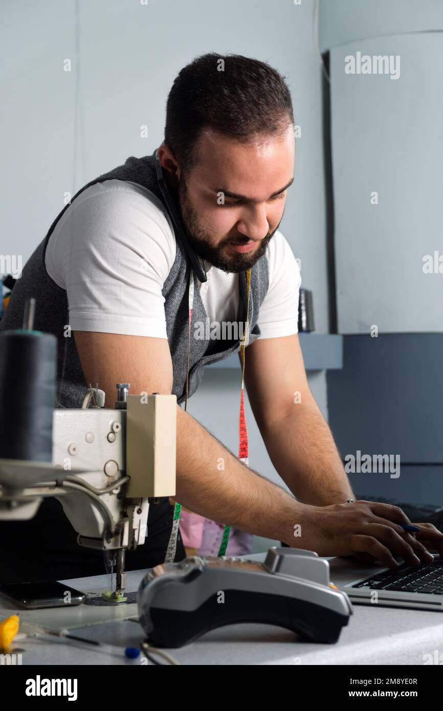 Ein Geschäftsmann, der mit einem Kunden spricht Stockfoto