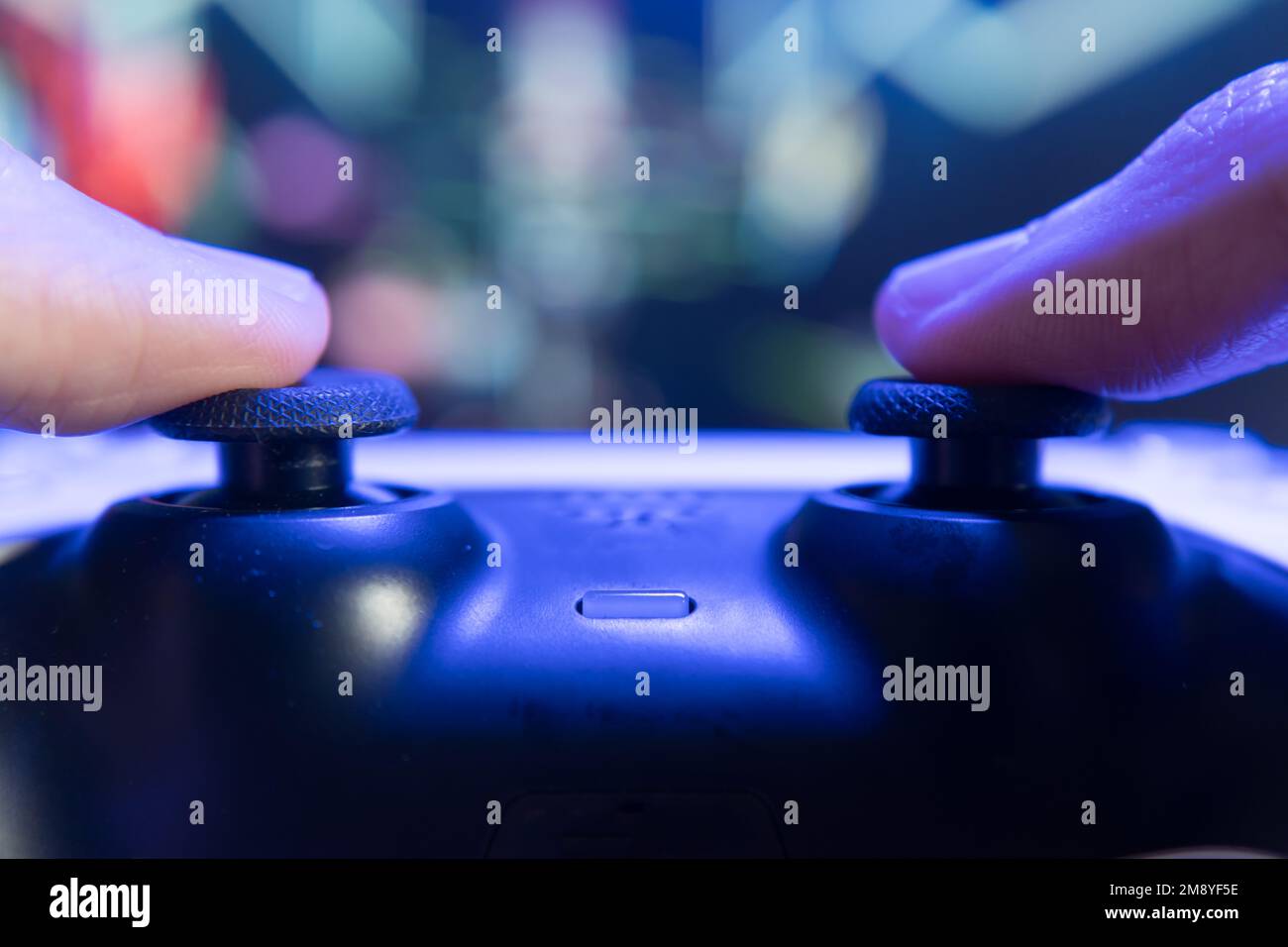 Gamer, der mit dem Controller spielt Stockfoto