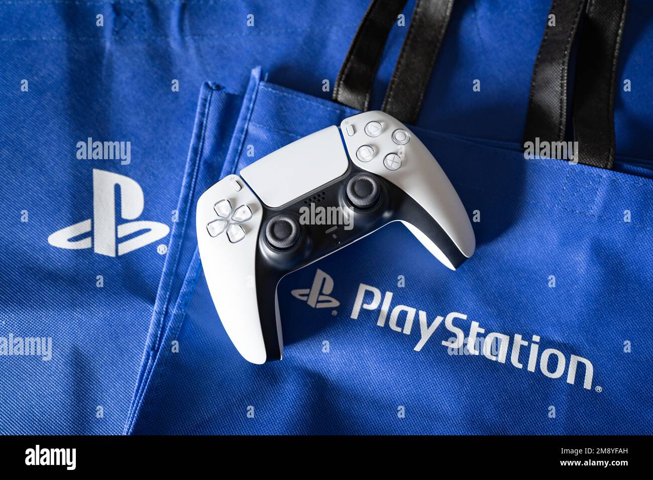 Bangkok, Thailand - 27. Dezember 2022: DualSense-Controller und PlayStation-Logo für PlayStation 5. Stockfoto