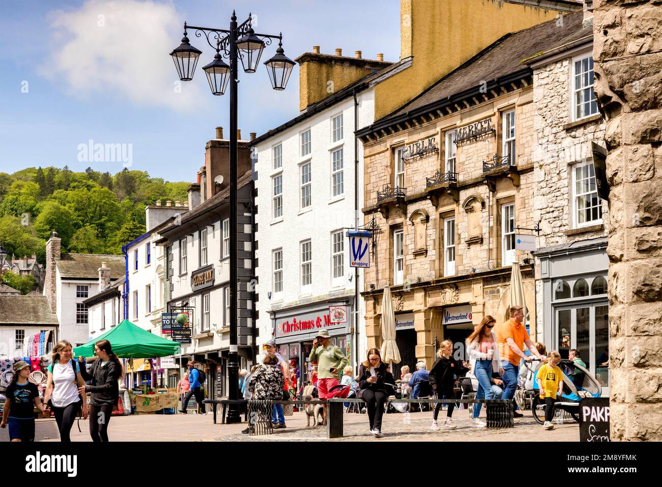 14. Mai 2022: Kendal, Cumbria, Großbritannien - Stricklandgate und Westmorland Shopping Centre, Leute gehen einkaufen und genießen die Frühlingssonne. Stockfoto