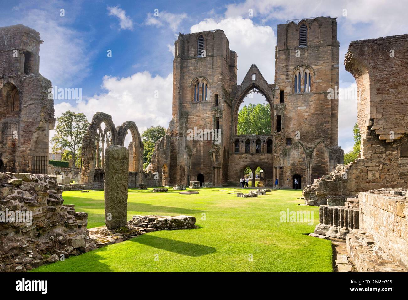 10. September 2022: Elgin, Moray, Schottland - die Ruinen der Elgin Cathedral im frühen Herbst an einem wunderschönen sonnigen Tag. Stockfoto