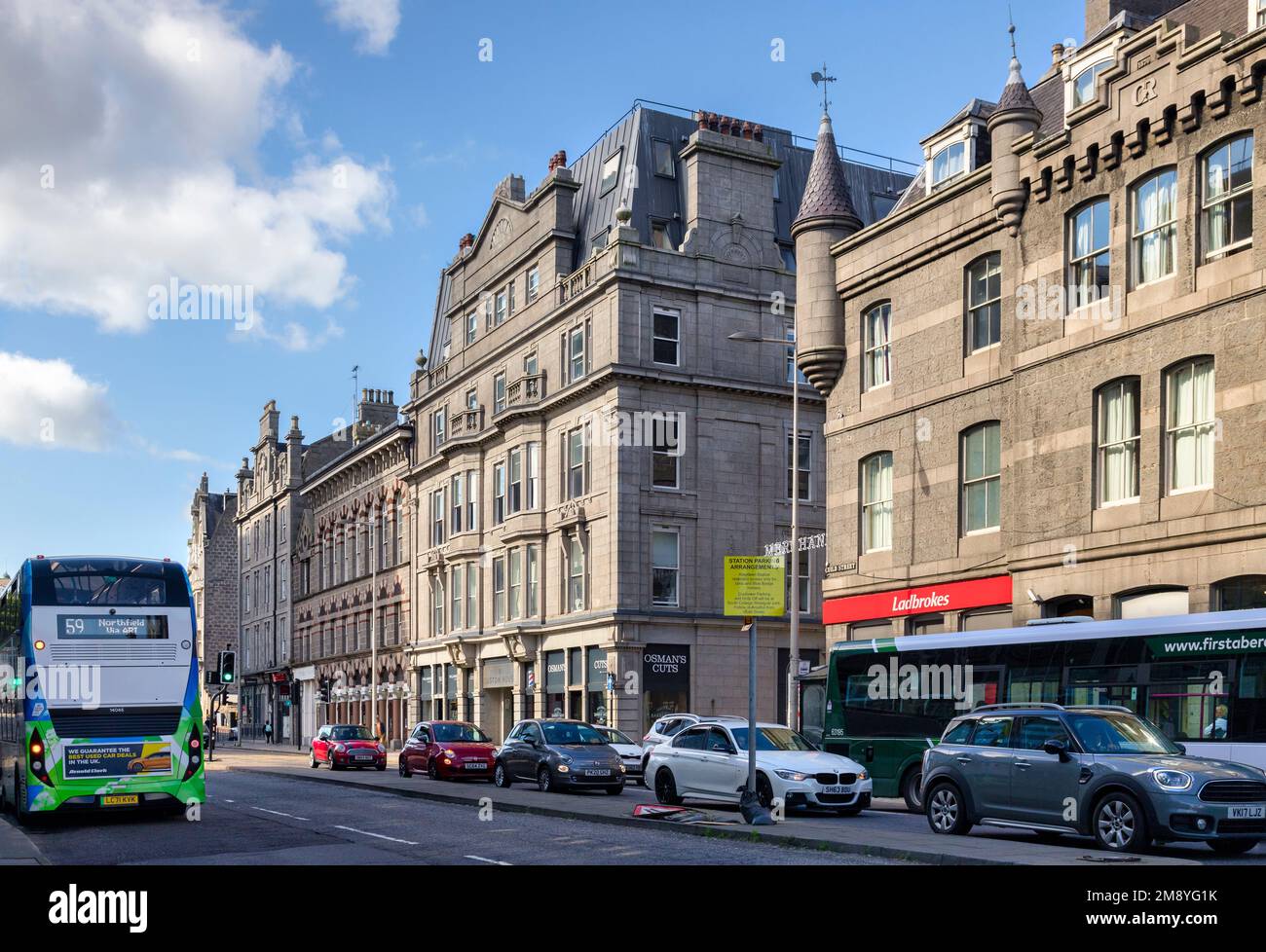 13. September 2022: Aberdeen, Schottland - Guild Street im Geschäftsviertel (CBD) mit der berühmten viktorianischen Granitarchitektur, die dazu geführt hat, dass sie... Stockfoto 13. September 2022: Aberdeen, Schottland - Guild Street im Geschäftsviertel (CBD) mit der berühmten viktorianischen Granitarchitektur, die dazu geführt hat, dass sie... Stockfoto