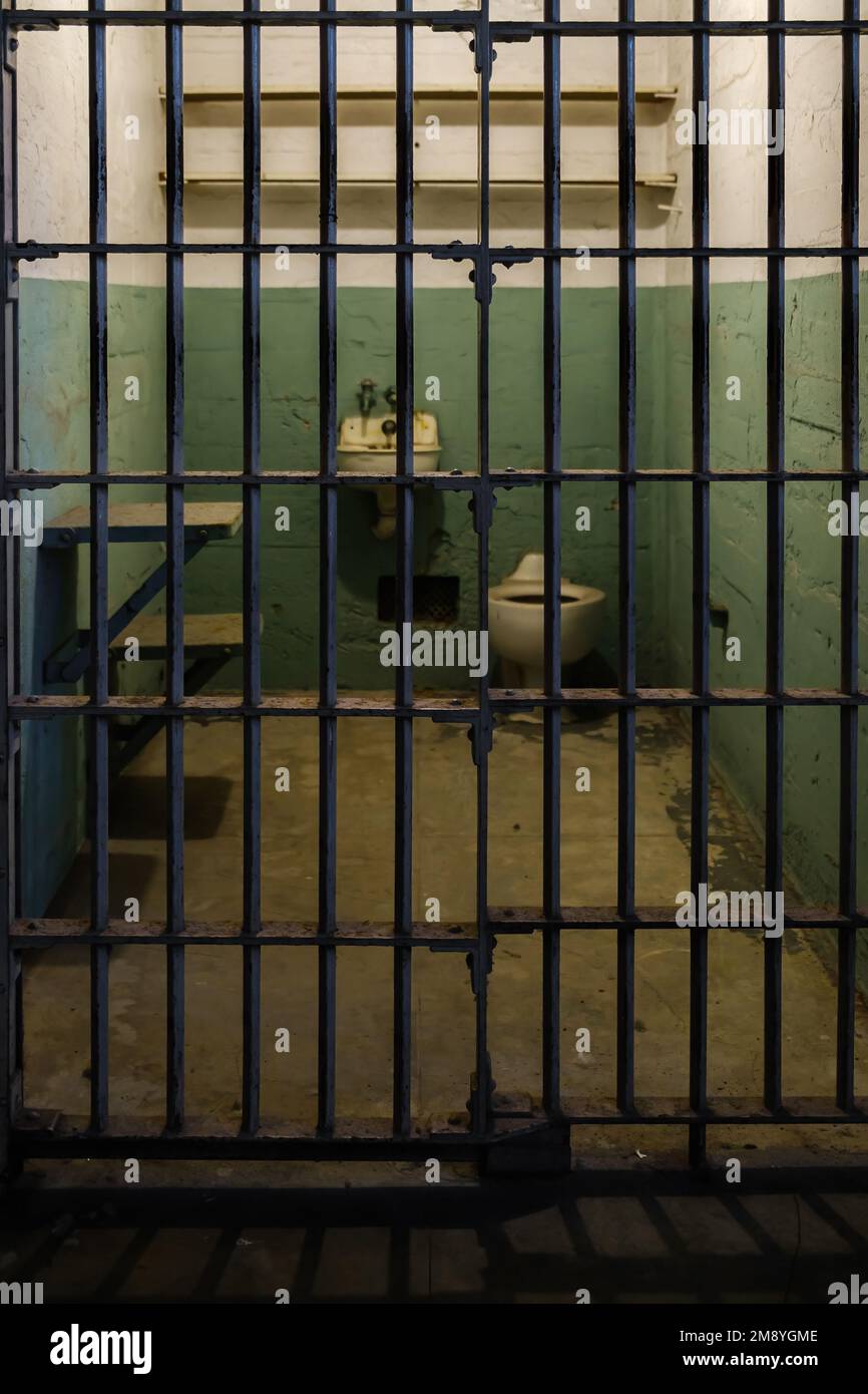 San Francisco - Kalifornien - Vereinigte Staaten von Amerika 2022-12-24 - Alcatraz Gefängnis Zellenbars Nahaufnahme - Nahaufnahme der Gitter einer kleinen Gefängniszelle in Stockfoto