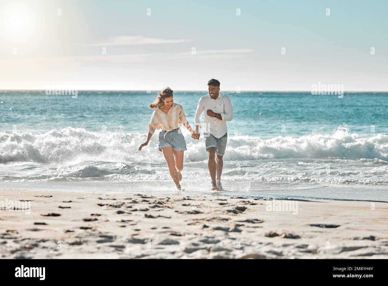 Perfekte Sommertage. Ein junges Paar, das Zeit miteinander am Strand verbringt. Stockfoto