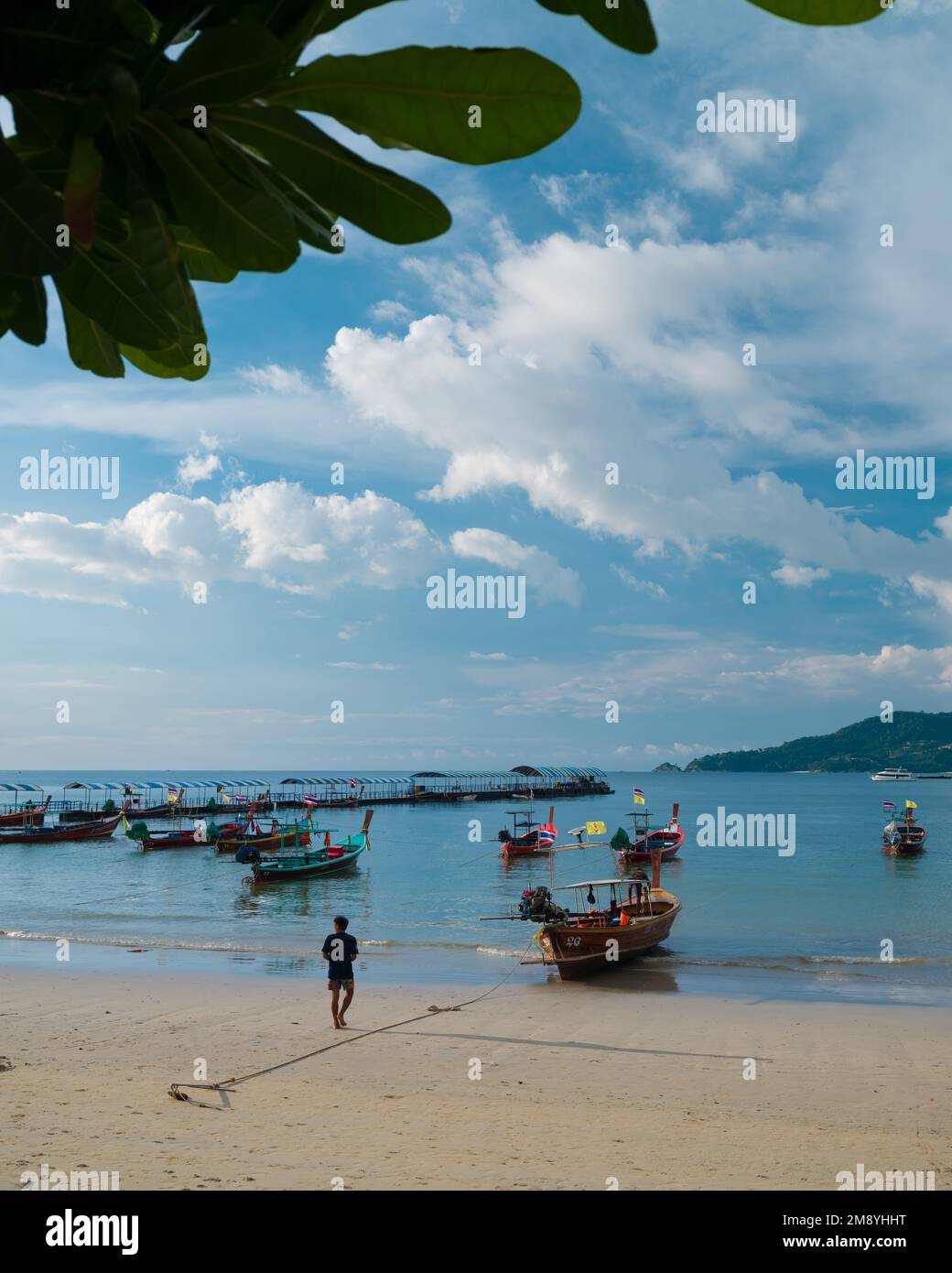 Patong Beach, Phuket, Thailand. 29. November 2022. Schöner Tag am Strand von Patong. Traditionelle thailändische Touristenboote. Thailands beliebteste Strände. Stockfoto