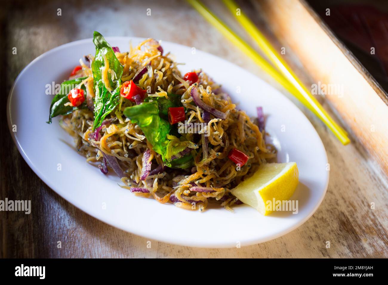 Winziger gebratener Fischsalat. Traditionelles asiatisches Salatrezept. Stockfoto