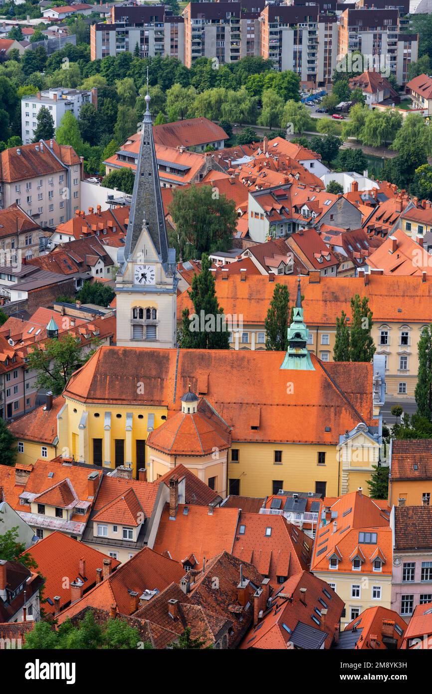 St. James Parish Kirche in der Stadt Ljubljana in Slowenien, Blick von oben. Stockfoto