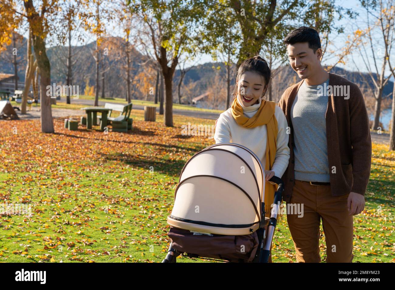 Ein junges Paar läuft mit einem Kinderwagen Stockfoto