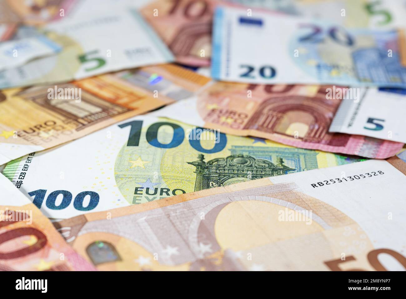 Verschiedene Euro-Banknoten, Geldkonzept für Wirtschaft, Wirtschaft und Finanzen, Nahaufnahme mit Kopierraum, ausgewählter Fokus, sehr enge Schärfentiefe Stockfoto