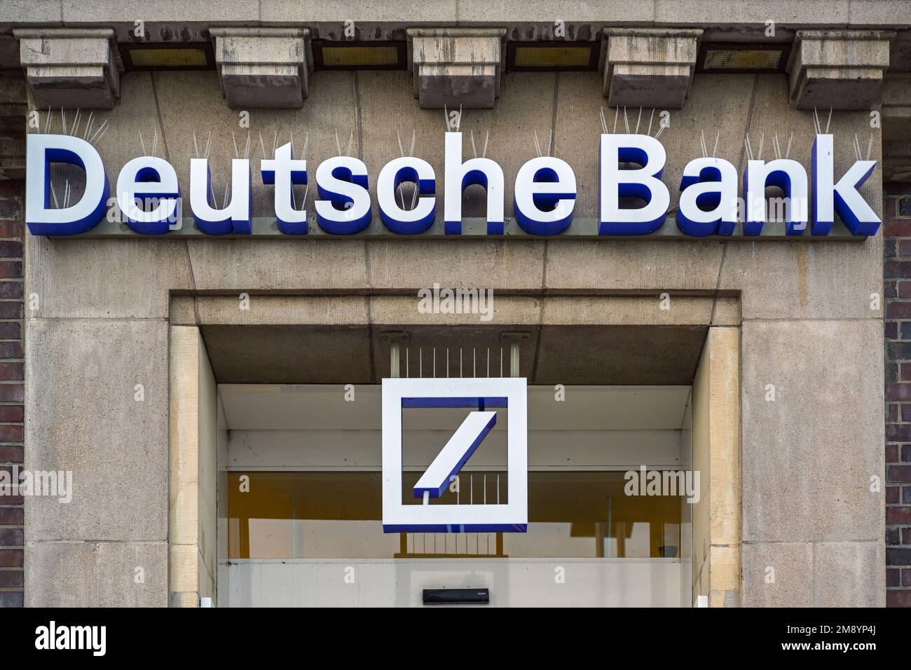 Lubeck Travemunde, Deutschland, 15. Januar 2023: Portal der Deutschen Bank (d. h. Deutsche Bank) mit Schriftzug und Schild auf einem historischen Gebäude, Spikes aga Stockfoto