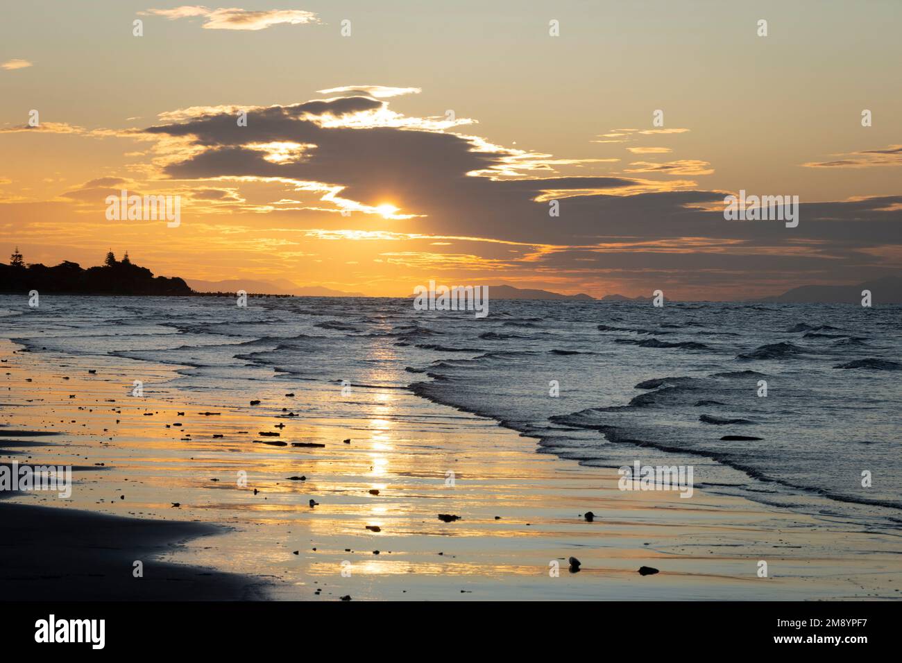 Sonnenuntergang über dem Strand in Waikanae, Kapiti District, North Island, Neuseeland Stockfoto