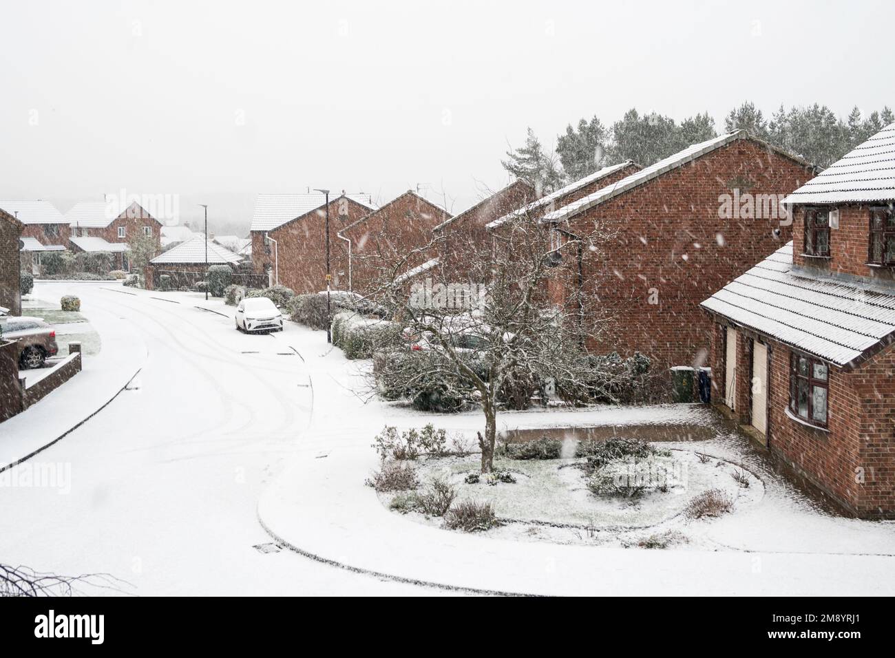 Großbritannien Wetter 16. Januar 2023 Schneefall in einer Wohnstraße in Washington, Nordostengland, Großbritannien Stockfoto