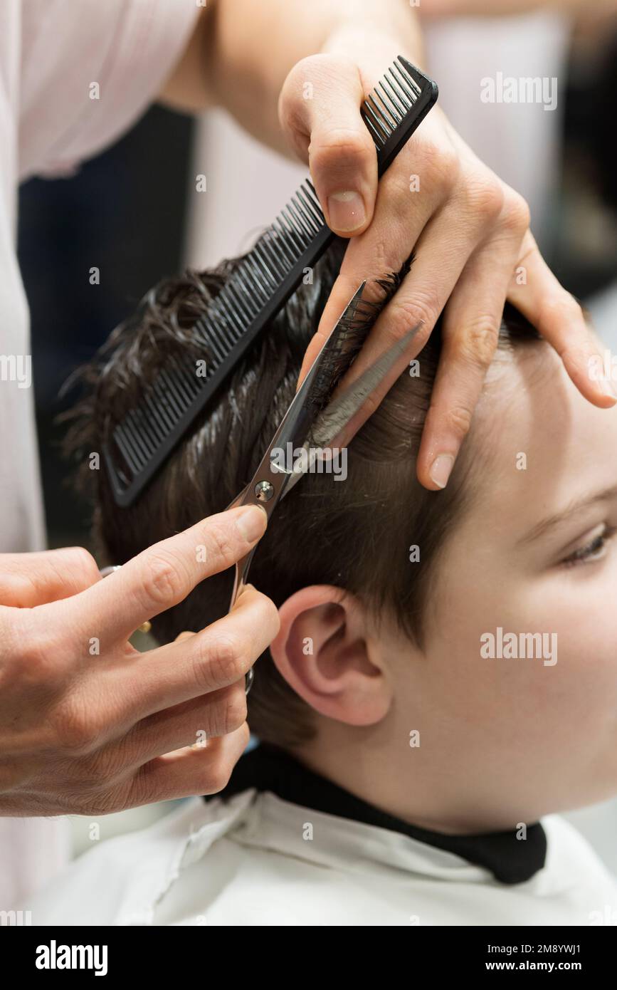 Ein kleiner Junge in einem Friseursalon Stockfoto