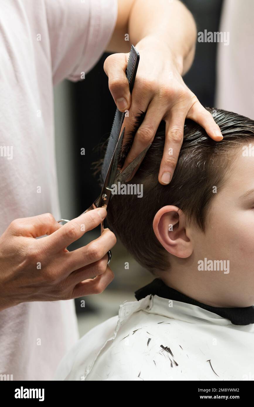 Ein kleiner Junge in einem Friseursalon Stockfoto