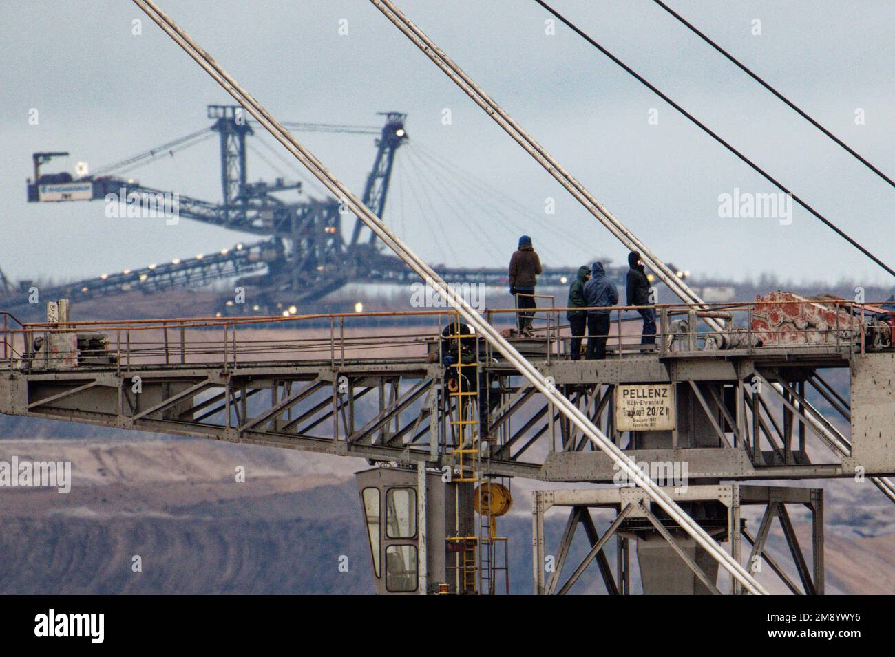 Elsdorf, Deutschland. 16. Januar 2023. Klimaschutzaktivisten haben einen Schaufelbagger im Braunkohlebergwerk Hambach im Braunkohlebergwerk Rhenisch besetzt. Die Aktion sollte Solidarität mit den Menschen im Dorf Lützerath zeigen. Kredit: Henning Kaiser/dpa/Alamy Live News Stockfoto