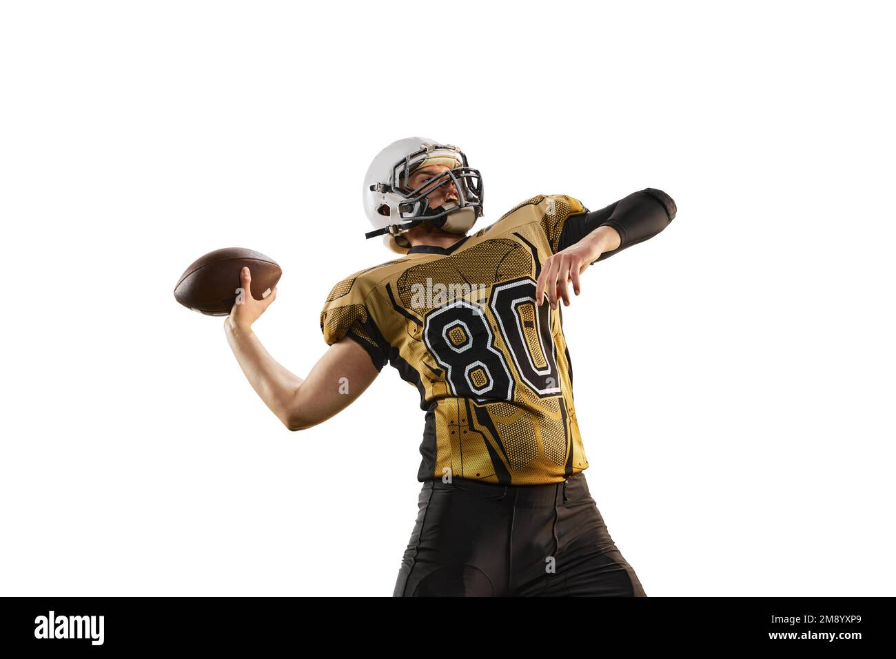 Servierball. Mann, professioneller american Football-Spieler in Bewegung, Training mit weißem Studiohintergrund. Sportbegriff, Wettkampf Stockfoto