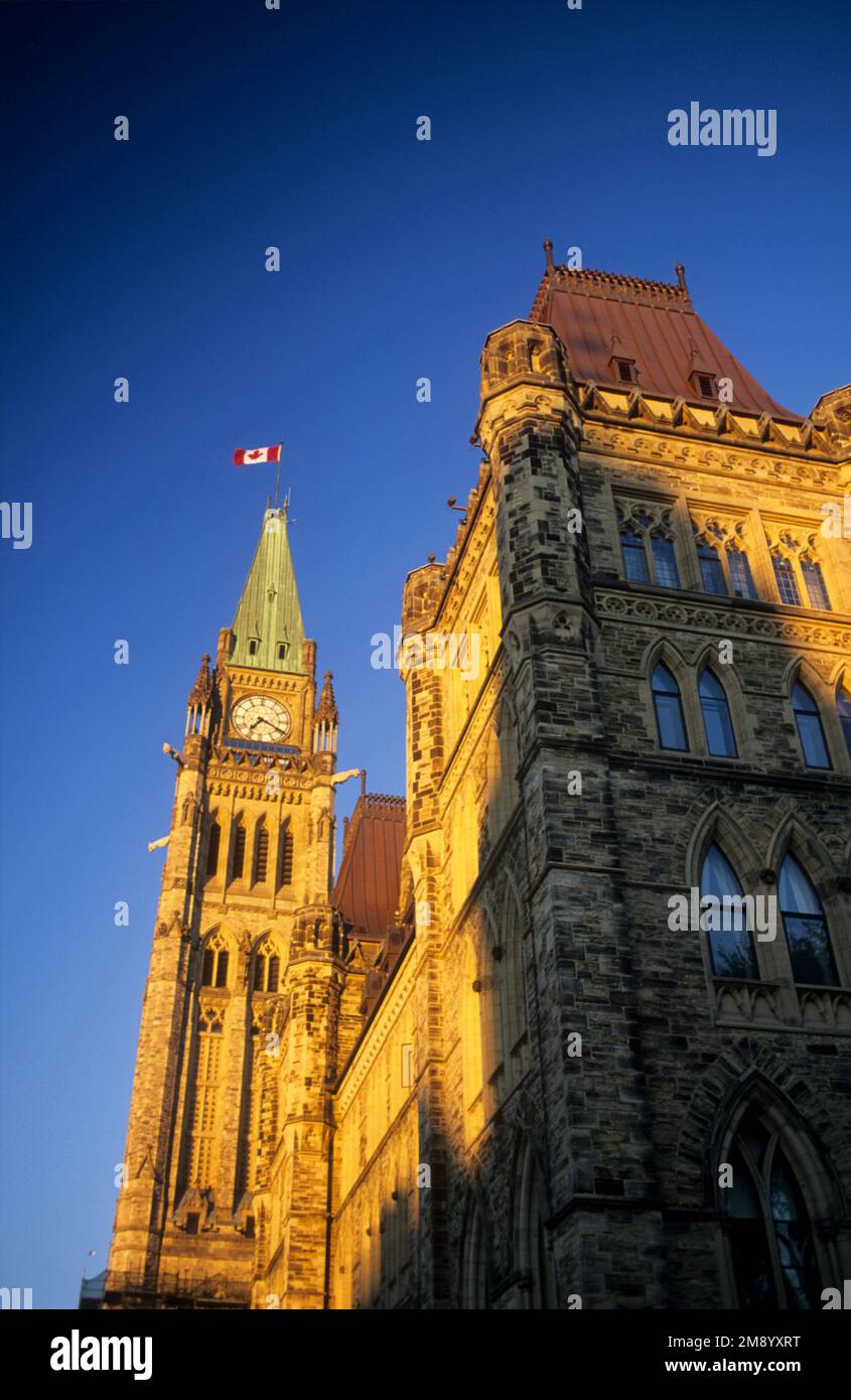 Kanada, Ottawa, der Friedensuhr-Turm des parlamentsgebäudes, wenn das letzte Licht des Tages verschwindet. Stockfoto