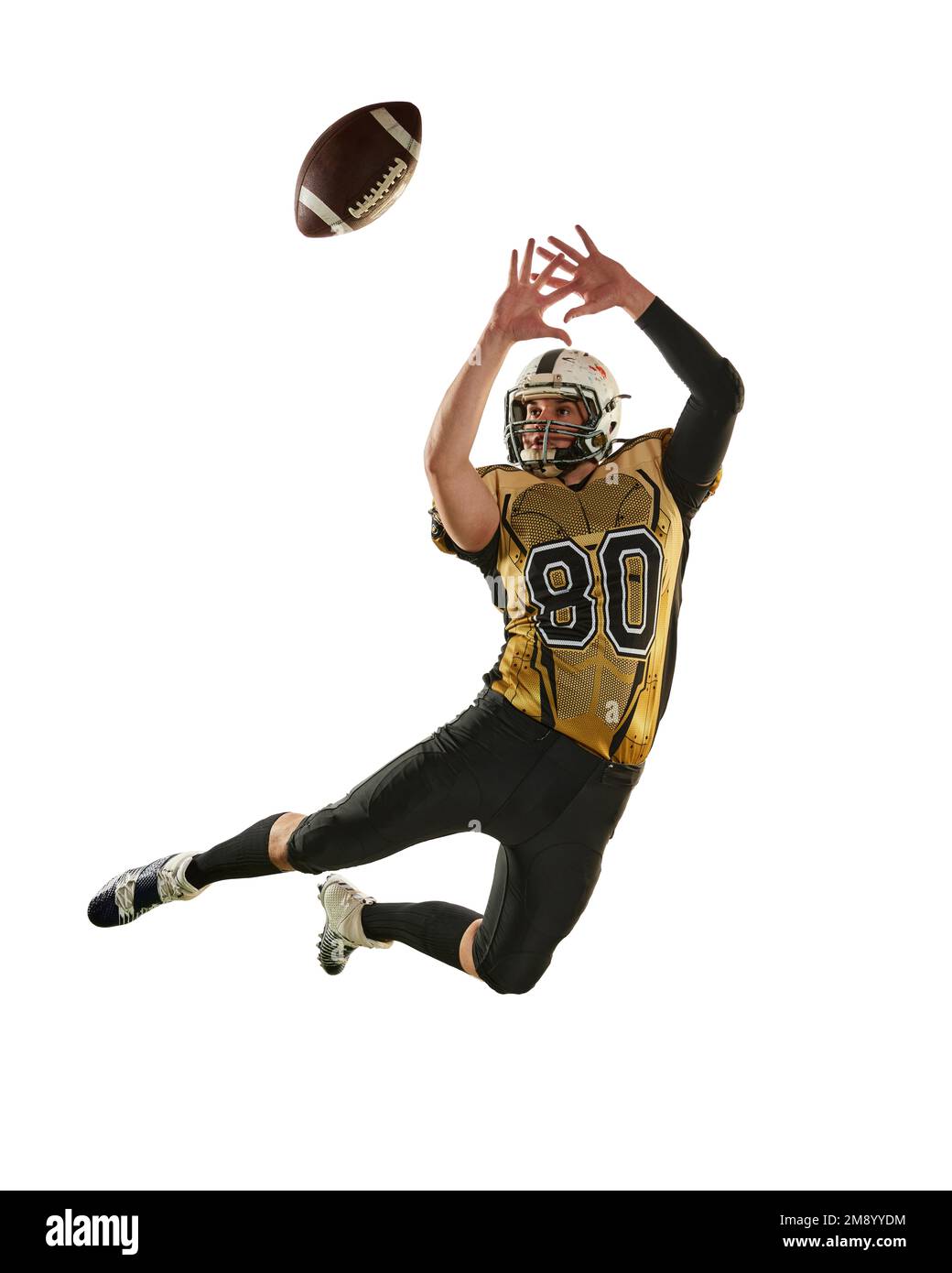 Mann, professioneller american Football-Spieler in Bewegung, Training, Ball über weißem Studiohintergrund fangen. Sportbegriff, Wettkampf Stockfoto
