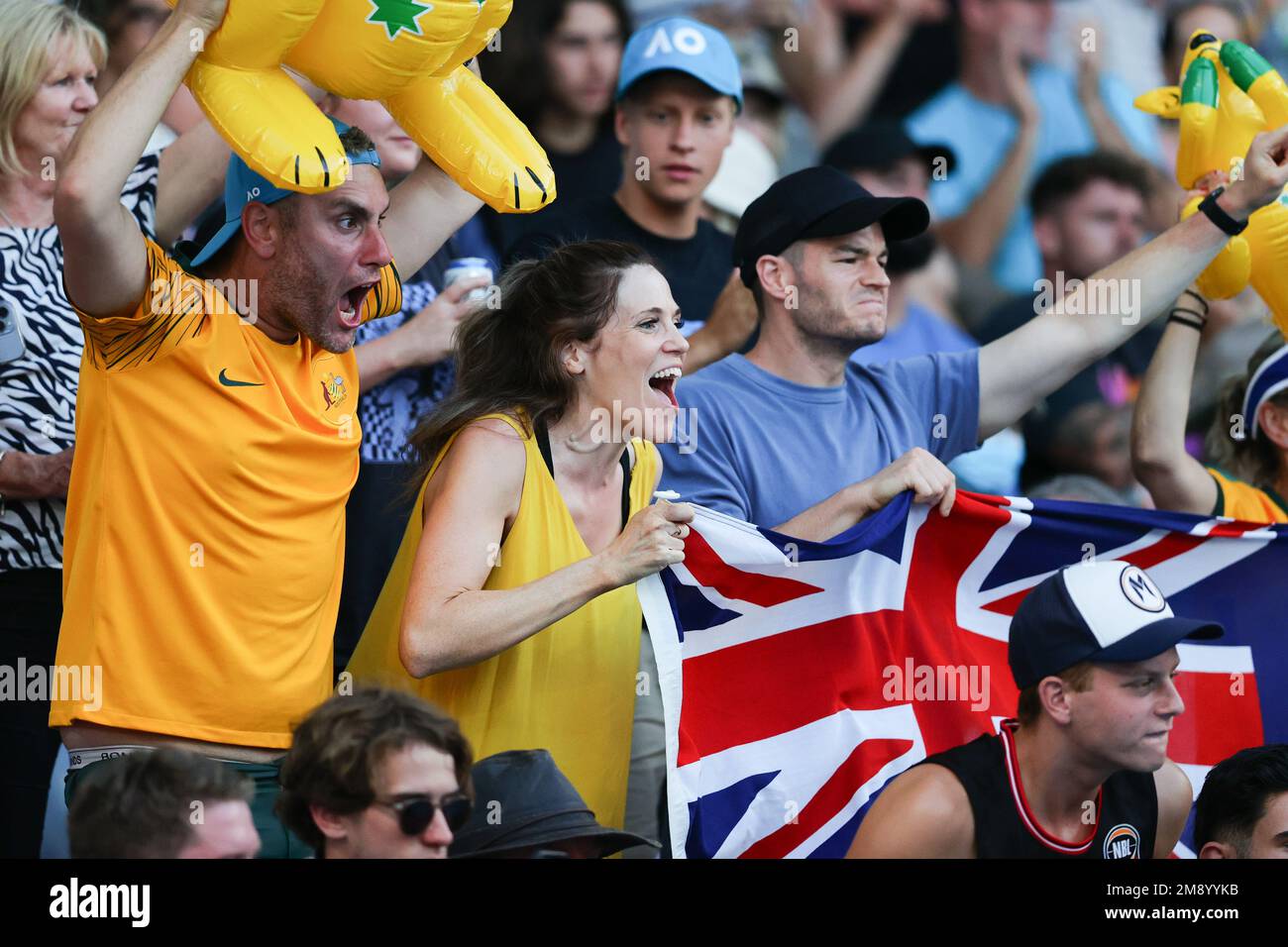 Melbourne, Australien. 16. Januar 2023. Australische Fans während des Spiels der 1. Runde zwischen John Millman aus Australien und Marc-Andrea Hustler aus der Schweiz Tag 1 auf dem Australian Open Tennis 2023 am Court 3 in Melbourne, Australien am 16. Januar 2023. Foto von Peter Dovgan. Nur redaktionelle Verwendung, Lizenz für kommerzielle Verwendung erforderlich. Keine Verwendung bei Wetten, Spielen oder Veröffentlichungen von Clubs/Ligen/Spielern. Kredit: UK Sports Pics Ltd/Alamy Live News Stockfoto