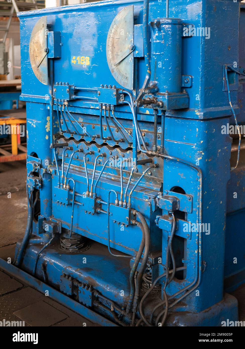 Pressmaschine in der Fabrikwerkstatt, vertikales Format. Metallbearbeitungsgeräte. Konzept der Metallbearbeitungstechnik Stockfoto