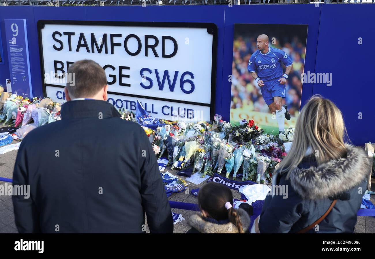 London, England, 15. Januar 2023. Fans legen Blumen vor dem Stadion zu Ehren von Gianluca Vialli, der kürzlich während des Premier League-Spiels auf der Stamford Bridge, London, starb. Das Bild sollte lauten: Paul Terry/Sportimage Stockfoto