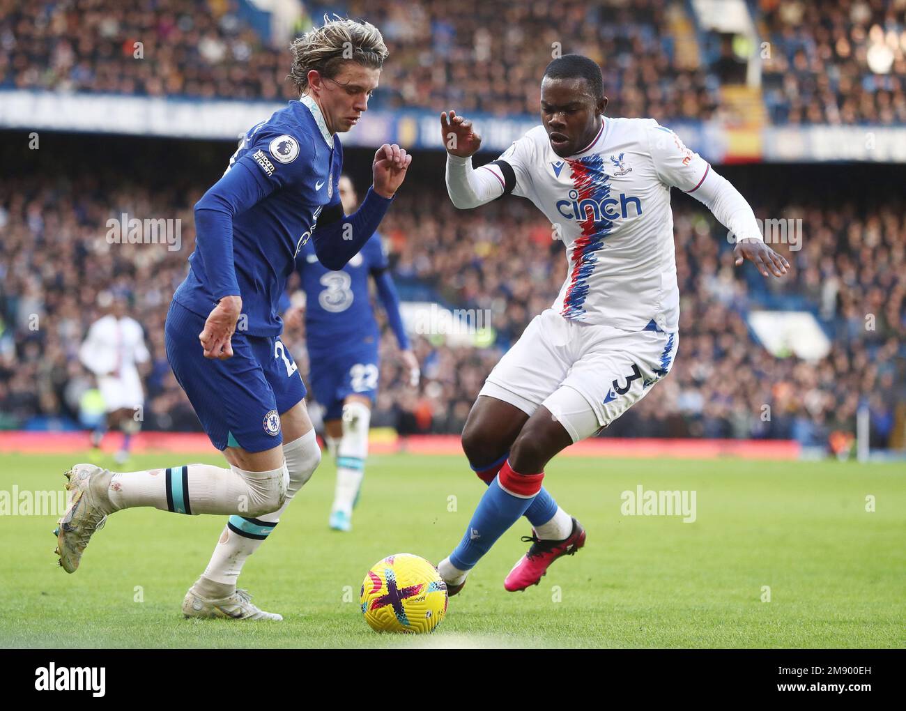 London, Großbritannien. 15. Januar 2023. Conor Gallagher von Chelsea und Tyrick Mitchell von Crystal Palace fordern den Ball während des Premier League-Spiels an der Stamford Bridge, London. Das Bild sollte lauten: Paul Terry/Sportimage Credit: Sportimage/Alamy Live News Stockfoto