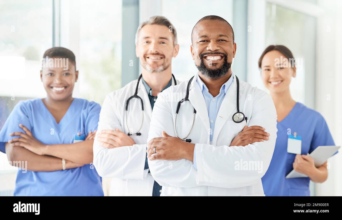 Sie werden sich um Ihre medizinischen Bedürfnisse kümmern. Eine Gruppe von Ärzten, die in einem Krankenhaus zusammenstehen. Stockfoto