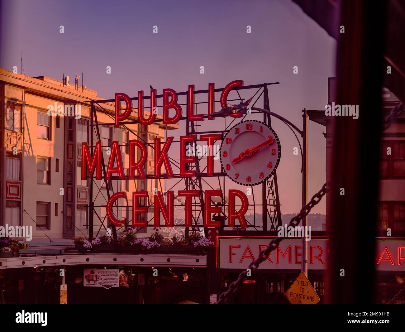 Öffentliches Marktzentrum während eines wunderschönen Sonnenuntergangs Stockfoto