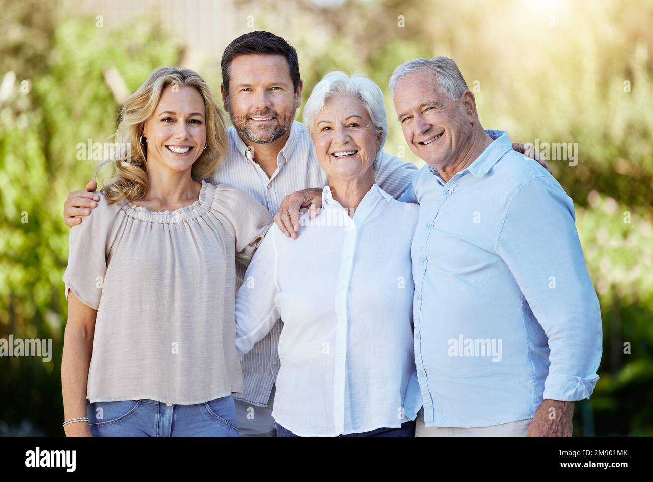 Die Familie hat einen besonderen Platz im Leben eines jeden. Ein Paar, das mit seinen älteren Eltern draußen steht. Stockfoto