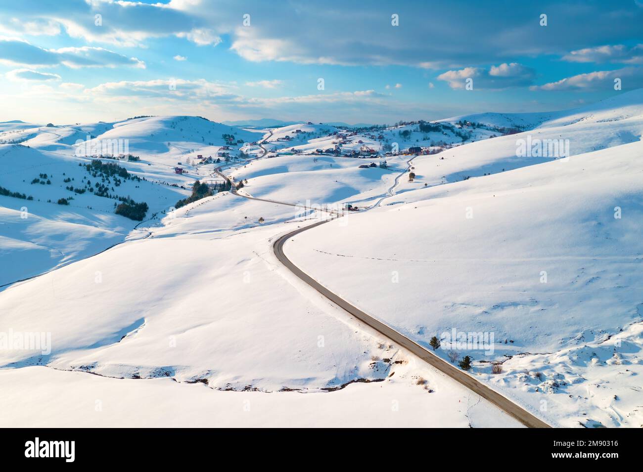 Luftaufnahme von leerer Straße und gefrorenem Bergbach in der Winterlandschaft in Zlatibor, Serbien Stockfoto