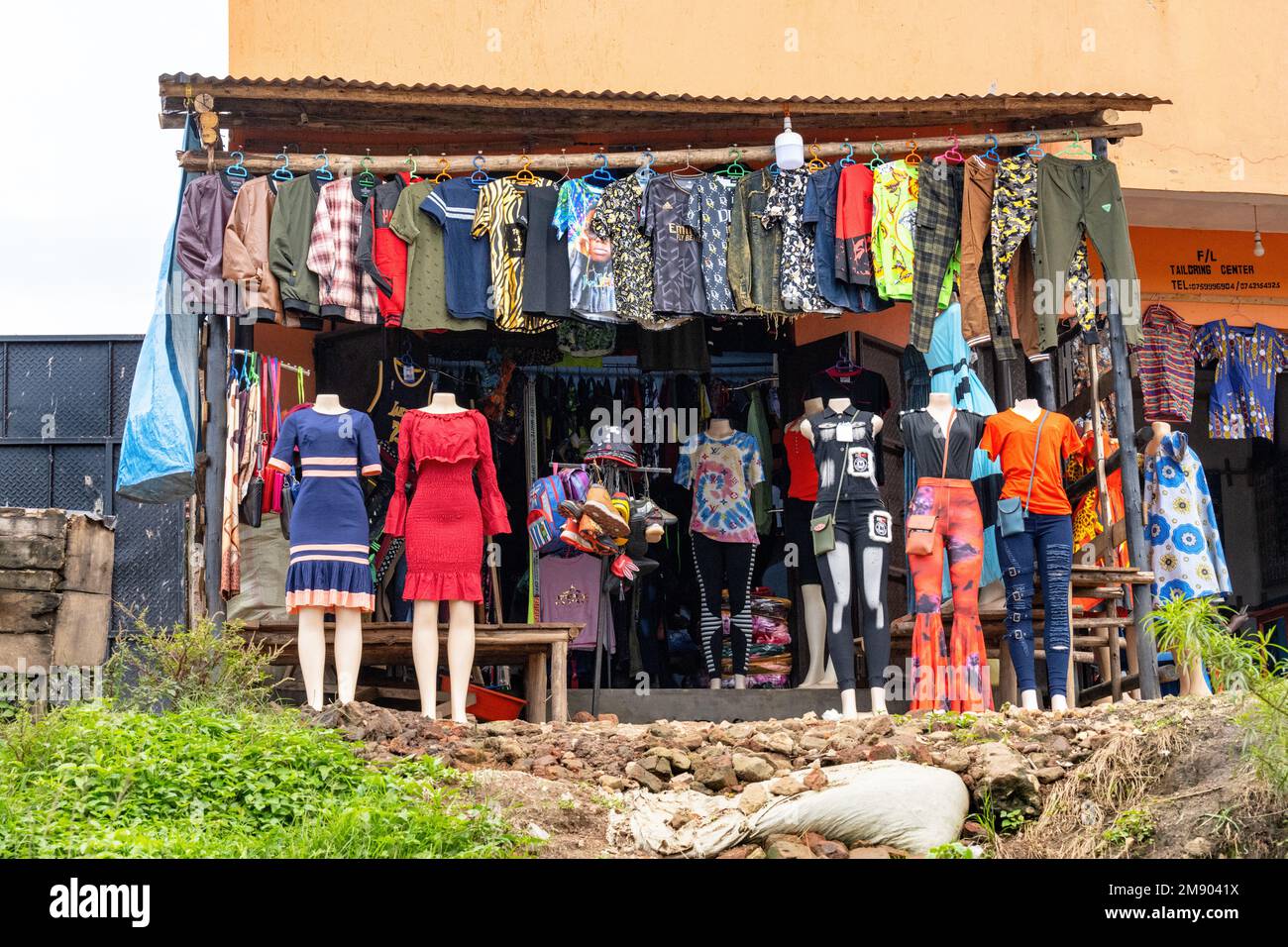 Straßenverkauf Bekleidungsgeschäft in der Main Street einer kleinen Stadt im Südwesten Ugandas. Stockfoto