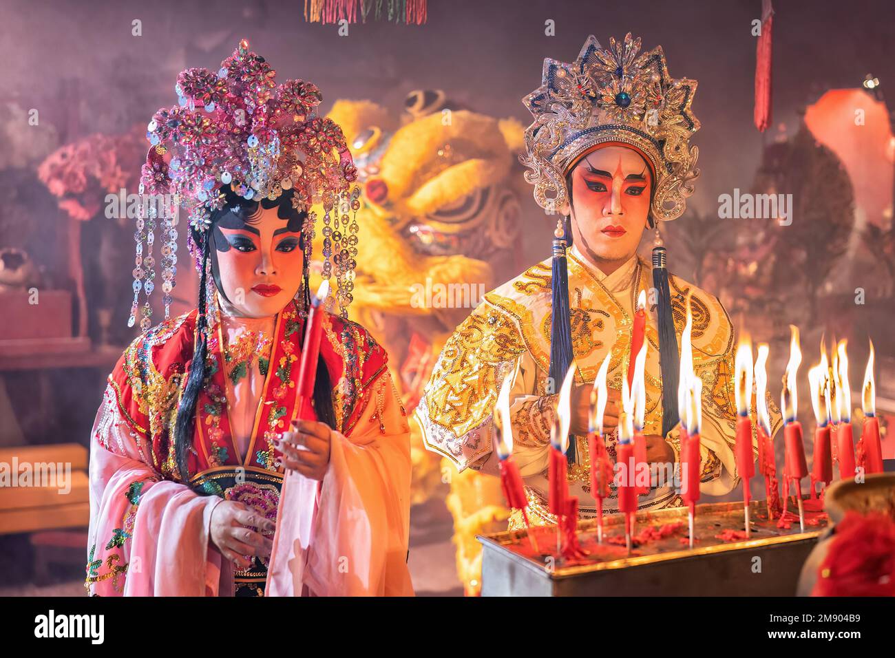 Chinesischer Operndarsteller Lichtkerze betet zu gott für Wohlstand anlässlich des chinesischen Neujahrs Stockfoto