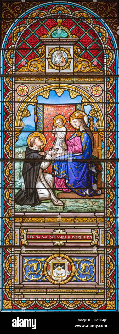 ALAGNA, ITALIEN - 16. JULI 2022: Die Madonna übergibt den Rosenkranz an die Hl. Dominic über die Glasmalerei in der Kirche San Giovanni Battista von J. Besnard Stockfoto