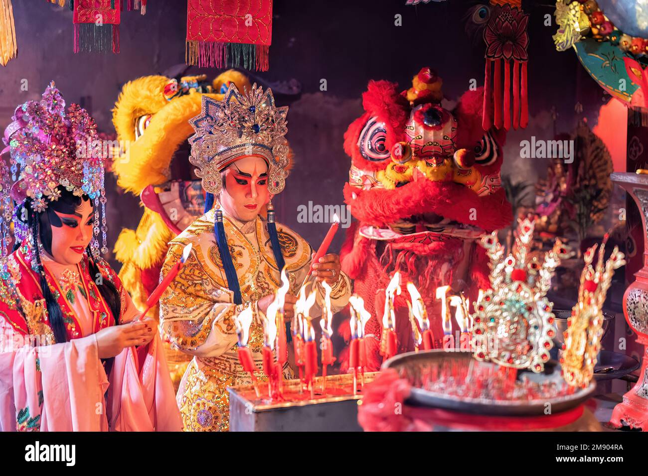 Chinesischer Operndarsteller Lichtkerze betet zu gott für Wohlstand anlässlich des chinesischen Neujahrs Stockfoto