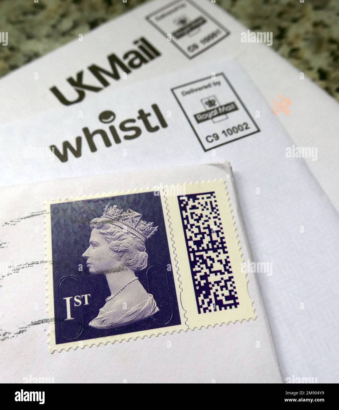 QR / Stempel der britischen Klasse 1. mit Barcode, auf Briefumschlägen mit Franziskus, mit Whistl und UKmail Stockfoto