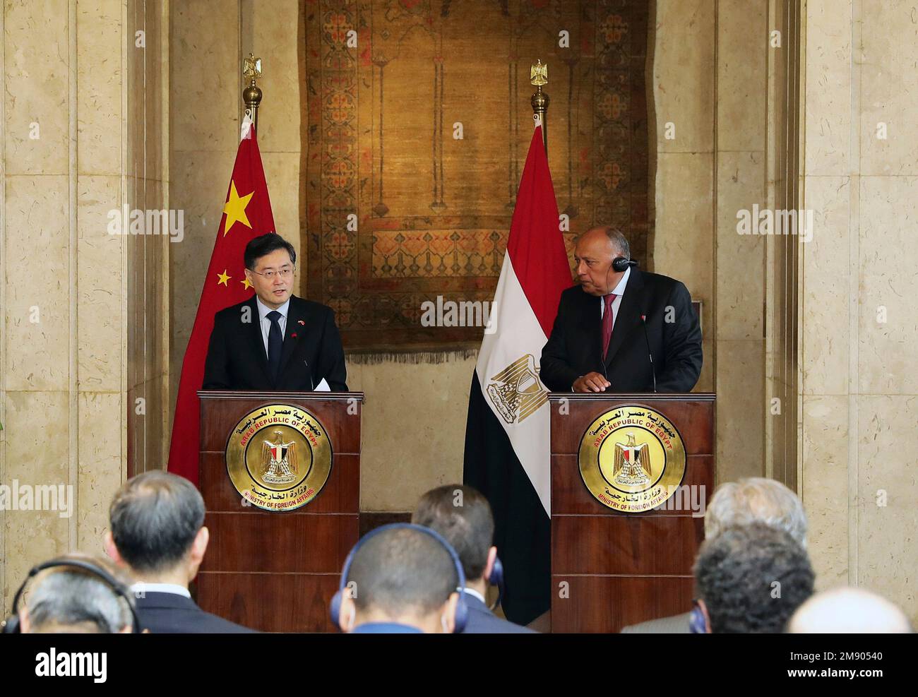 (230116) -- KAIRO, 16. Januar 2023 (Xinhua) -- der chinesische Außenminister Qin Gang (L) und sein ägyptischer Amtskollege Sameh Shoukry treffen die Presse am 15. Januar 2023 in Kairo, ägyptischer Hauptstadt. (Xinhua/Wang Dongzhen) Stockfoto