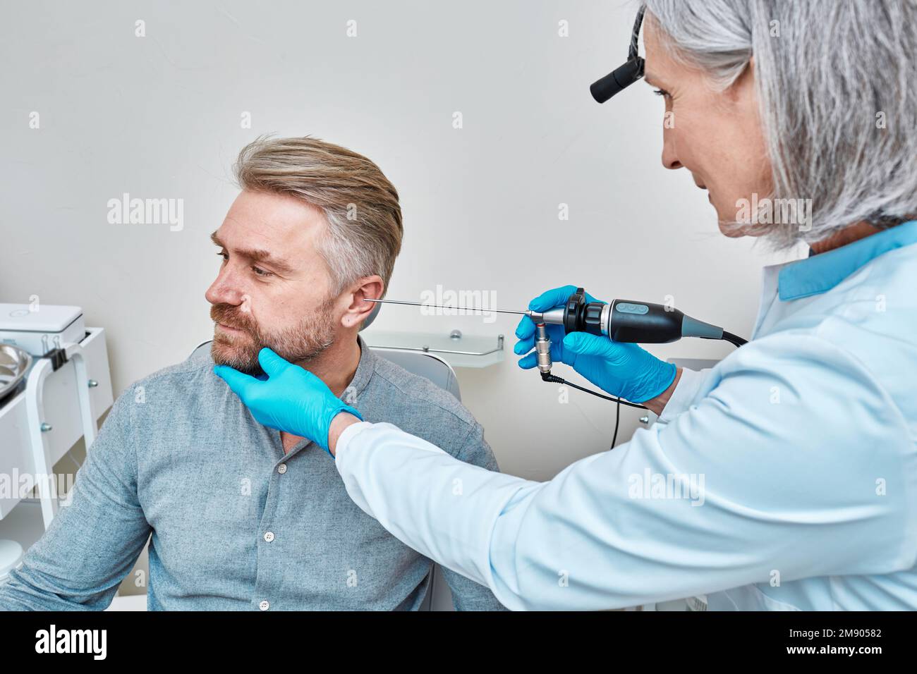 HNO-Arzt zur Untersuchung des Erwachsenenohrs mit Endoskop an der Hals-Nasen-Ohren-Klinik. Ohrendoskopie Stockfoto