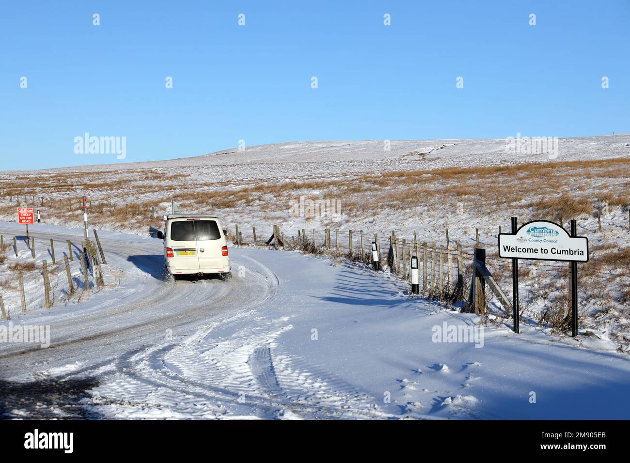 B6277, Grenze County Durham/Cumbria, Vereinigtes Königreich. 16. Januar 2023 Wetter in Großbritannien. Schnee und Eis, die die Routen zwischen Middleton-in-Teesdale, County Durham und Alston in und Cumbria heute Morgen beeinflussen. Kredit: David Forster/Alamy Live News Stockfoto