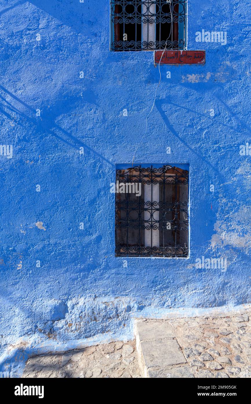 Fensterdetails in der wunderschönen Stadt Chefchaouen in Marokko. Auch bekannt als Chaouen oder die Blaue Perle, die Blaue Stadt oder شفشاون الجوهرة الزرقاء . Stockfoto