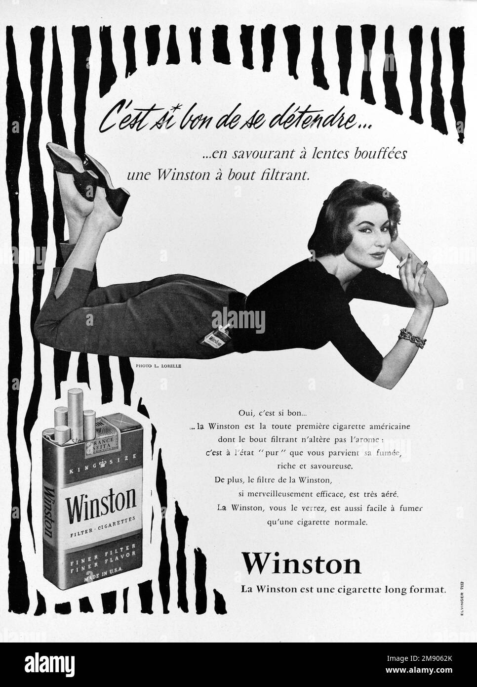 Vintage- oder Alte Werbung, Werbung, Publicity oder Illustration für Winston Zigaretten 1956. Abbildung: Edle junge Raucherin oder weibliche Raucherin 1956 Stockfoto