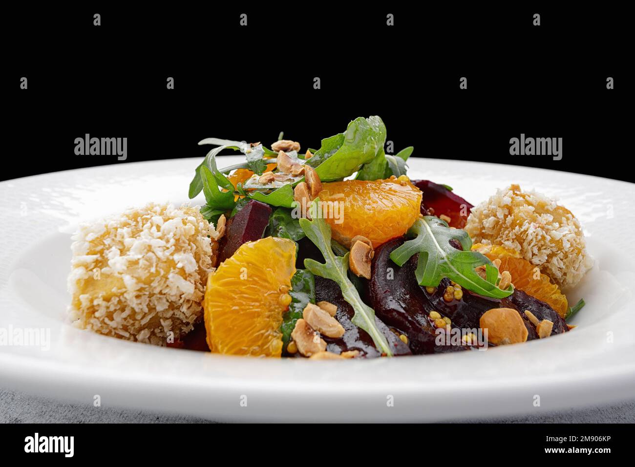 Salat mit Rüben, Käse, Orangen-Rucola und Nüssen Stockfoto