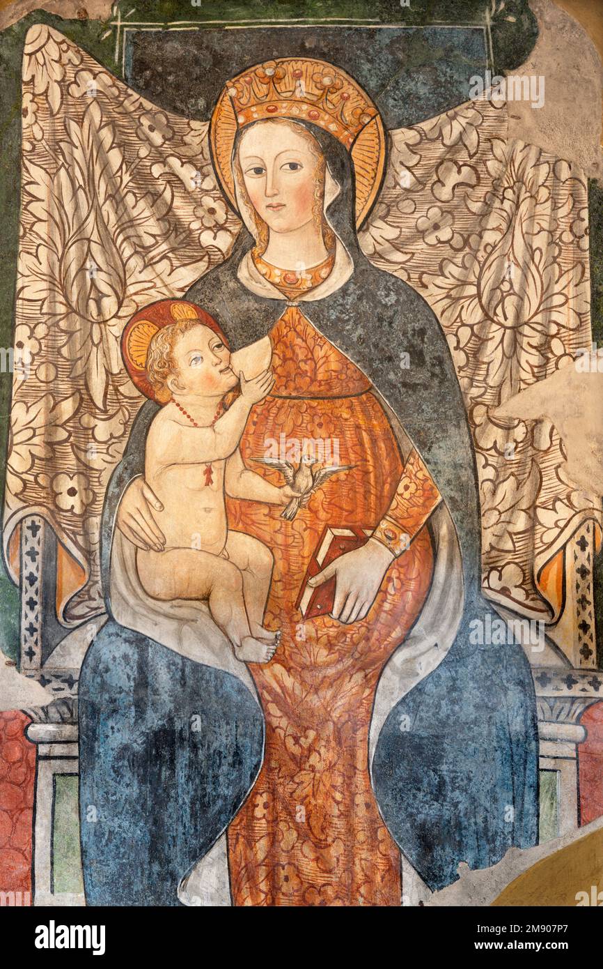 VARALLO, ITALIEN - 17. JULI 2022: Das Fresko der Madonna in der Kirche Collegiata di San Gaudenzio von einem unbekannten Künstler aus dem Jahr 15. Cent. Stockfoto